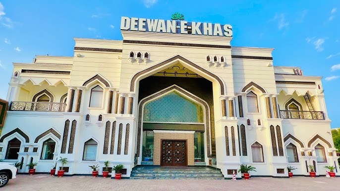 Traditional Pakistani wedding stage setup at Deewan e Khaas Marquee in Sialkot with classic décor and floral lighting.